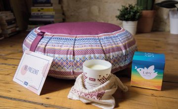 coffret de méditation avec tisane, une bougie et un coussin